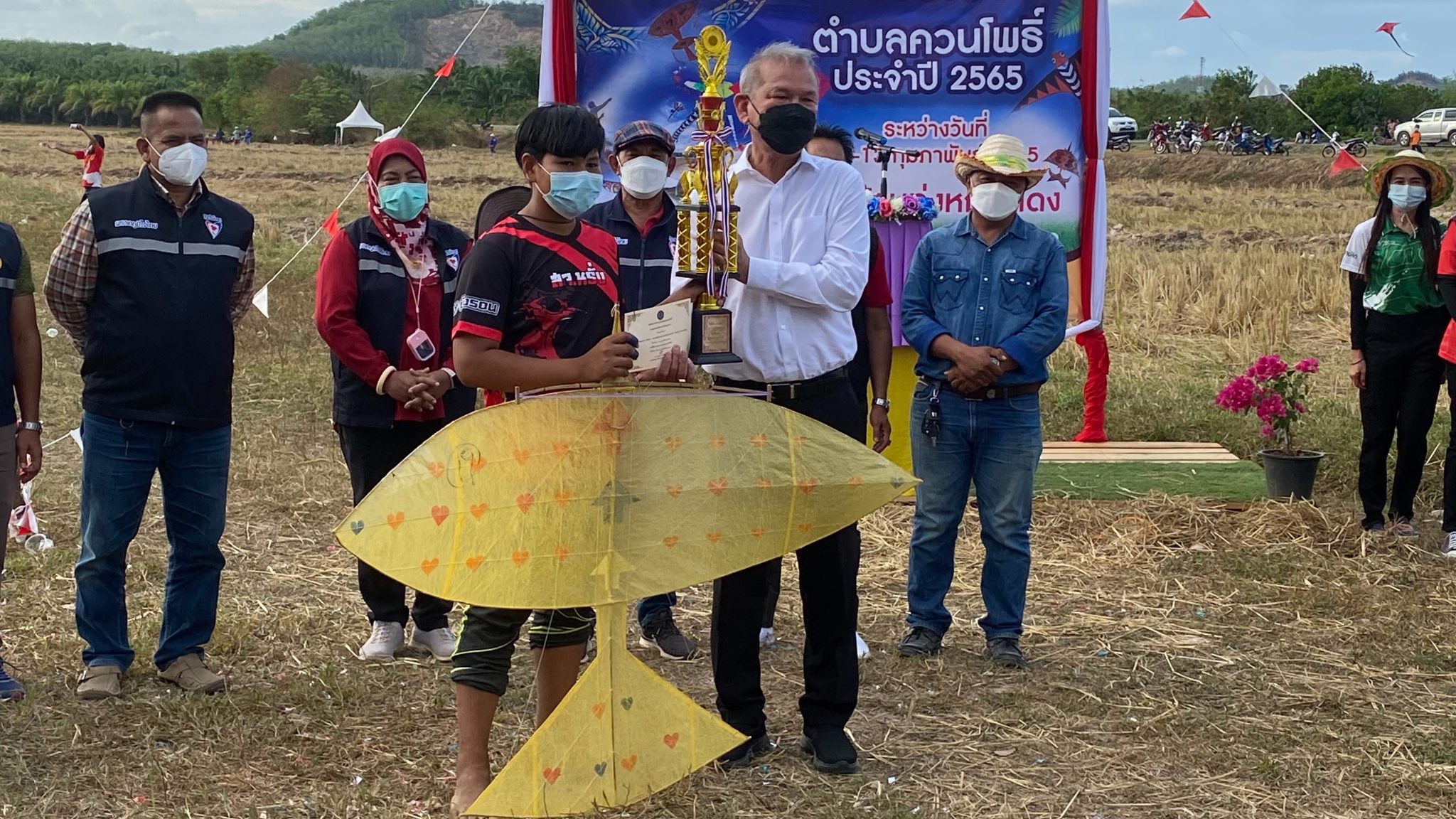 ส.ส.พิบูลย์ รัชกิจประการ ลงพื้นที่ตรวจเยี่ยมการแข่งขันกีฬาฟุตบอลพร้อมสนับสนุนเงินบำรุงทีมให้กับนักกีฬาเยาวชน ณ โรงเรียน บ้านบันนังปุเลา ต.เจ๊ะบิลัง และ ได้มอบถ้วยรางวัลในพิธีปิดการแข่งขันงานว่าวต.ควนโพธิ์ ณ สนามบ้านทุ่งหญ้าแดง ต.ควนโพธิ์ อ.เมือง จ.สตูล