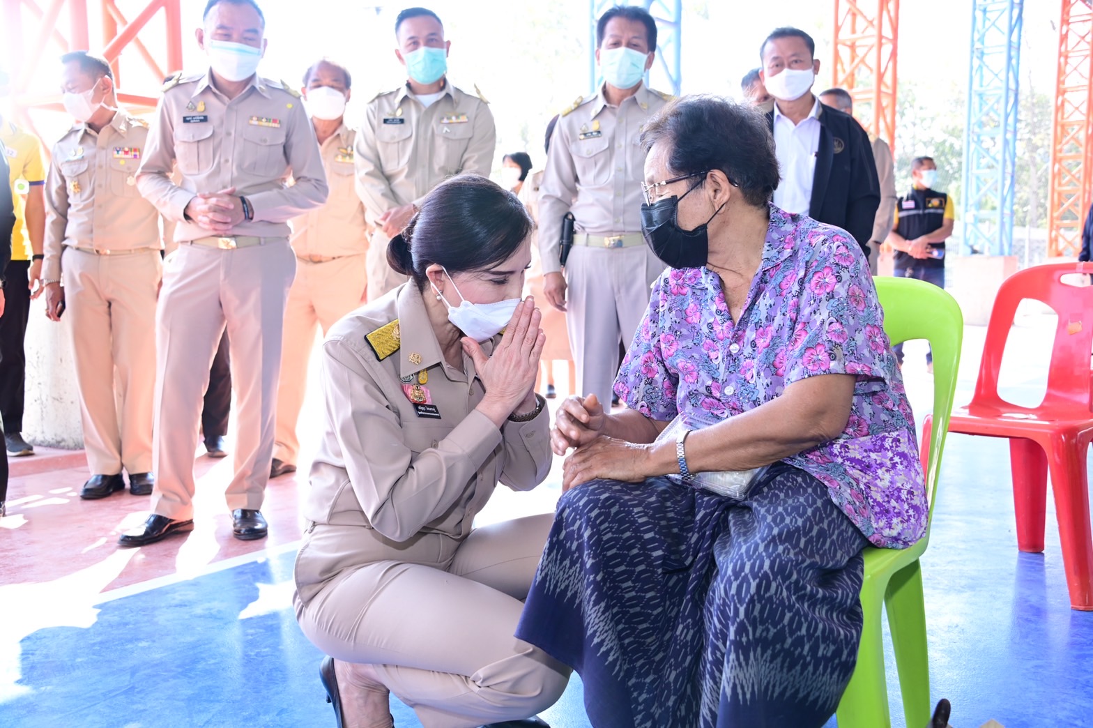 ‘รมช.มนัญญา’ เดินหน้ามอบเงินเยียวยาผู้ประสบภัยพิบัติด้านเกษตร พร้อมมอบส.ป.ก. 4-01 หนุนที่ทำกินเกษตรกร