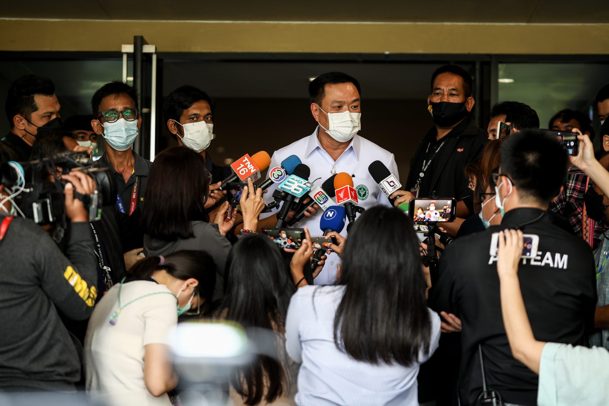 "อนุทิน" เผย ยอดติดเชื้อขยับสูง แต่จำนวนผู้ป่วยหนัก - เสียชีวิต ต่ำกว่าปี 64 หลายเท่า เหตุ ฉีดวัคซีนครอบคลุม คนไทยยกการ์ด