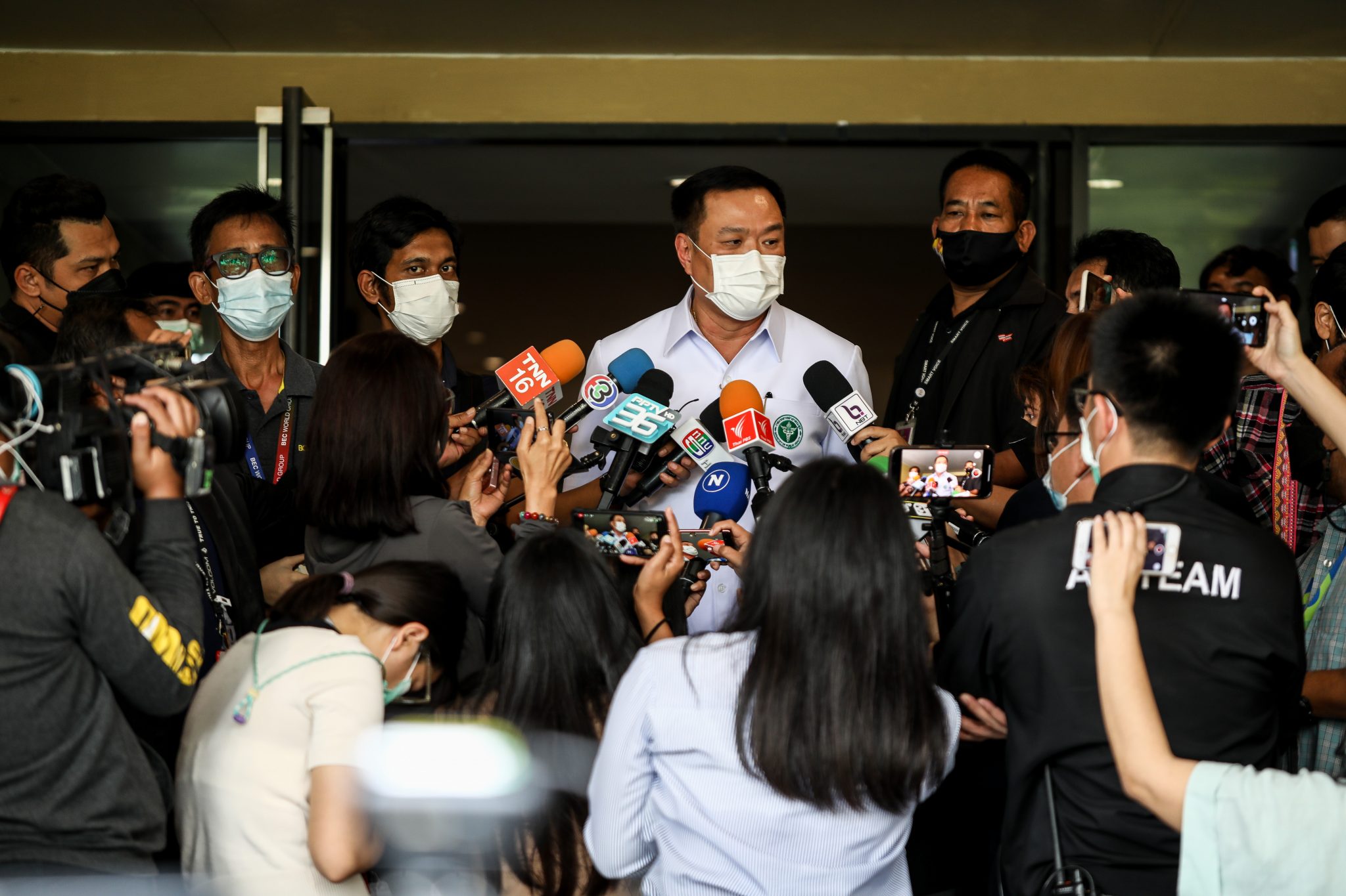 "อนุทิน" แจง เฝ้าระวังโควิดฯ ระดับ 4 ไม่ได้ยกระดับมาตรการ เป็นการเตือนด้วยความห่วงใย หลังพบผู้ติดเชื้อเพิ่ม ย้ำ เรื่องล็อกดาวน์ต้องพิจารณารอบคอบ