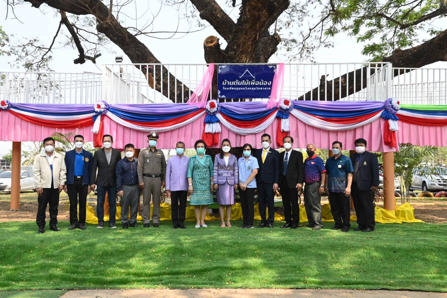 ครูโอ๊ะ ควง "ทปษ.ชัยรัตน์" ขน ชุดตรวจ ATK-หน้ากากอนามัย กว่า 5 หมื่นชิ้น พร้อมเจลแอลกอฮอล์-อุปกรณ์กีฬา-ทุนการศึกษา สร้างความปลอดภัยและโอกาสทางการศึกษา แก่ผู้เรียน-สถานศึกษาในจังหวัดพิจิตร