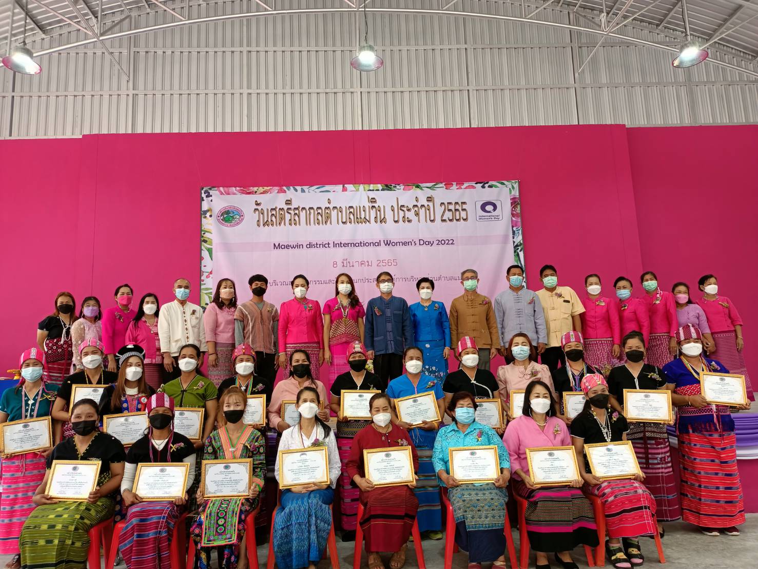 ส.ส.ศรีนวล​ ลงพื้นที่ช่วยเหลือประชาชนต่อเนื่อง โดยมอบถุงยังชีพ และยาสมุนไพรให้กับกลุ่มกักตัวจากโควิด-19 ที่ ต.ยางคราม อ.ดอยหล่อ-บ้านสันนกแก้ว อบต.มะขามหลวง-บ้านแม่กุ้งหลวง ต.ทุ่งต้อม และมอบ ATK ให้รร.ทุ่งศาล ต.ดอนเปา อ.แม่วาง จ.เชียงใหม่