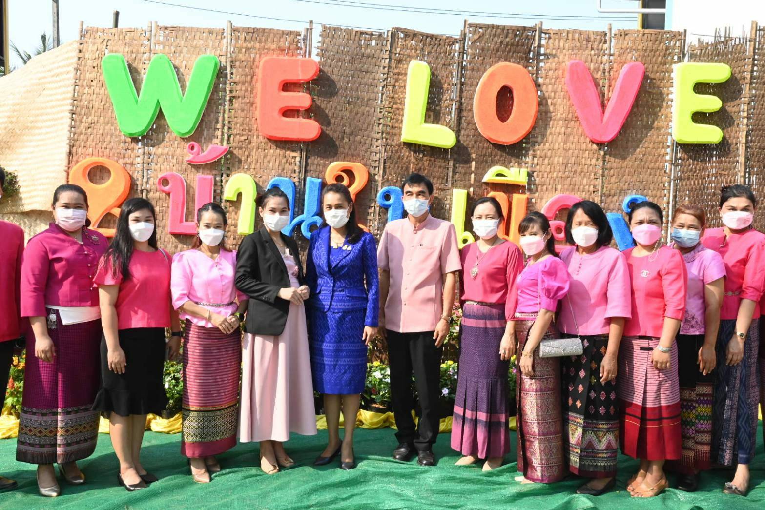 ครูโอ๊ะ เยือนเมืองลับแล เป็นประธานเปิดป้ายอาคารเรียนหลังใหม่ "อาคารครบรอบ ๙๙ ปี" โรงเรียนบ้านในเมือง จ.อุตรดิตถ์ ชื่นชมทุกความร่วมมือร่วมใจ สมเป็น “อุตรดิตถ์ เมืองงาม 3 วัฒนธรรม”