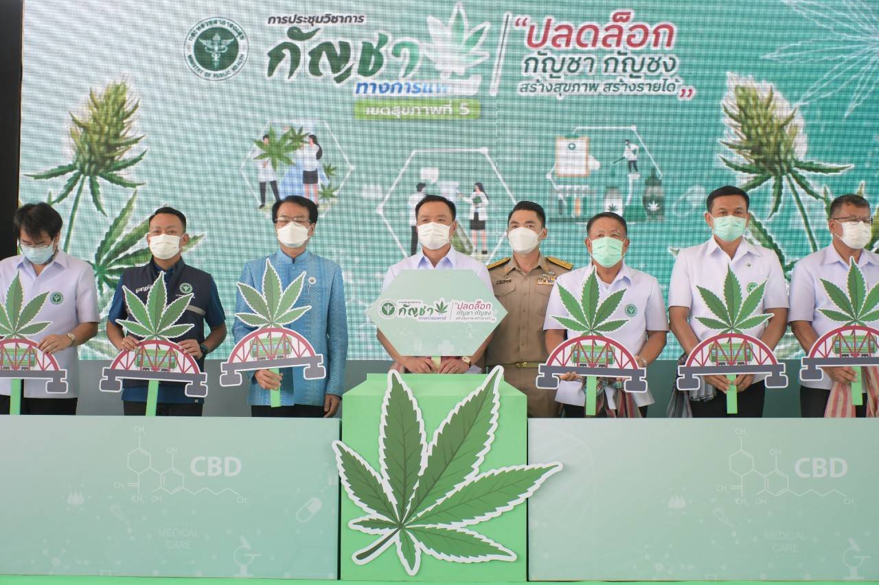 "อนุทิน" เปิดงานกัญชา-กัญชง "เมืองกาญจน์" โชว์ผัดกะเพรากัญชา ย้ำ ให้ประชาชนใช้ดูแลสุขภาพ เป็นพืชเศรษฐกิจชุมชน เผยปี 64 ธุรกิจกัญชาสุดคึก เงินสะพัดกว่า 7 พันล้านบาท