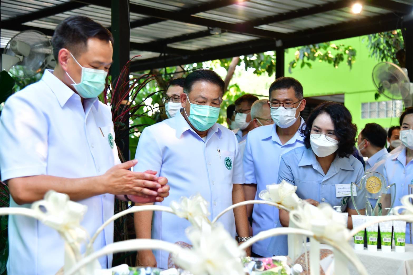 "อนุทิน" ลงพื้นที่ วิสาหกิจชุมชน น้ำเกี๋ยน จ.น่าน ชื่นชม เป็นตัวอย่างการเพิ่มมูลค่าพืชสมุนไพร หล่อเลี้ยงชุมชน กำชับหน่วยงาน สธ.หนุนชาวบ้านปลูกกัญชา-กัญชง ถูกกฎหมาย