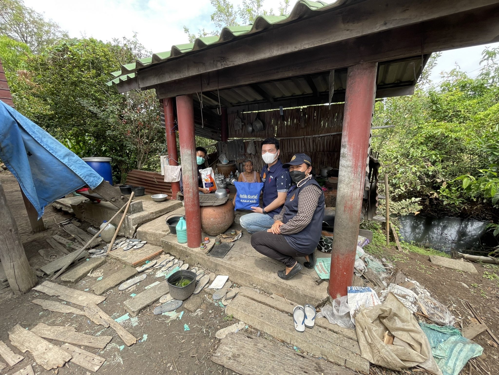 ส.ส.กิตติชัย เรืองสวัสดิ์ ลงพื้นที่เยี่ยมผู้ป่วยติดเตียง, ผู้พิการ, ผู้ยากไร้ พูดคุยให้กำลังใจ มอบแพมเพิส-ถุงห่วงใย-หน้ากากอนามัย ในพื้นที่ ม.2 ต.บางขวัญ อ.เมือง จ.ฉะเชิงเทรา