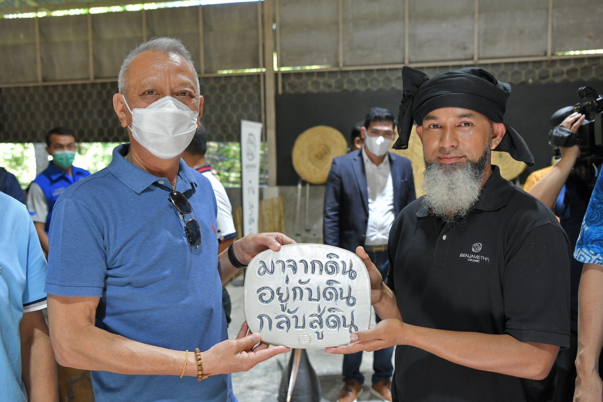 รมว.ท่องเที่ยวและกีฬา เยี่ยมชมศูนย์เรียนรู้เซรามิก เบญจเมธา อ.ปานาเระ จ.ปัตตานี