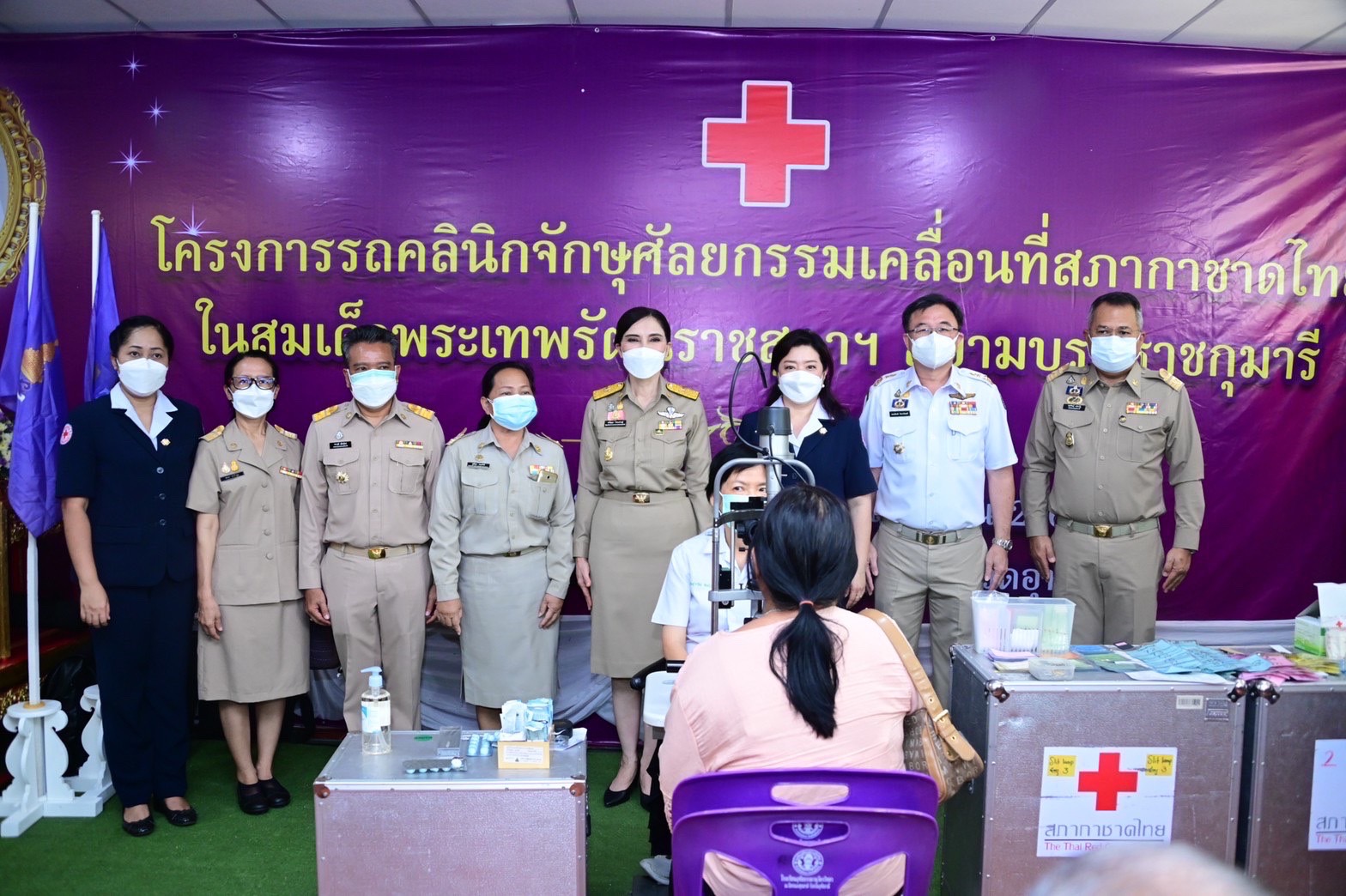 รมช.มนัญญา ไทยเศรษฐ์ ลงพื้นที่ตรวจเยี่ยมให้กำลังใจ แก่คณะแพทย์ และผู้มารับบริการ ในโครงการรถคลินิกจักษุศัลยกรรมเคลื่อนที่ สภากาชาดไทย ในสมเด็จพระเทพรัตนราชสุดาฯ สยามบรมราชกุมารี จ.อุทัยธานี ณ วัดหนองขุนชาติ อ.หนองฉาง จ.อุทัยธานี