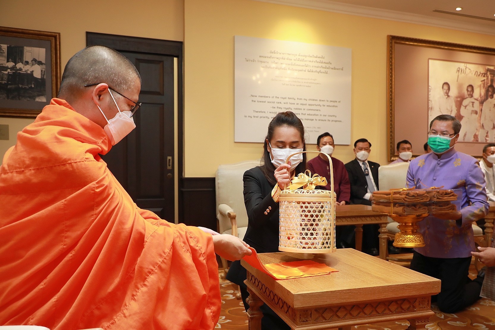 ครูโอ๊ะ กราบนมัสการ "พระเมธีวชิโรดม" วิทยากรบรรยาย "คุณธรรมสร้างสุข สำหรับครูสู่ผู้เรียน" โครงการตลาดนัดการเรียนรู้ออนไลน์วังจันทรเกษม ครั้งที่ 2