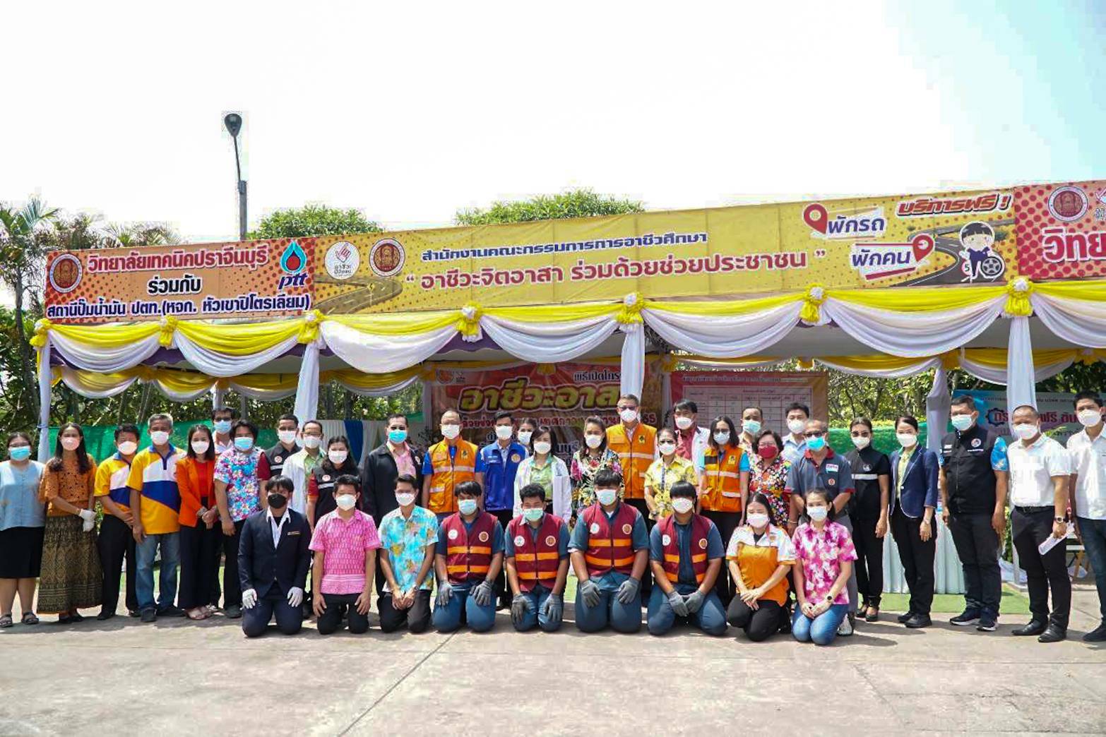“ครูโอ๊ะ” ฟิตต่อเนื่อง ลงพื้นที่ติดตามภารกิจศูนย์อาชีวศึกษา จังหวัดปราจีนบุรี ช่วงเทศกาลสงกรานต์ พร้อมเยี่ยมให้กำลังใจ เจ้าหน้าที่ บุคลากร จากทุกภาคส่วนที่เกี่ยวข้อง ชื่นชมให้บริการประชาชนด้วยความทุ่มเทเและเสียสละ เผย “รัฐบาล-ศธ." มีความห่วงใยพี่น้องประชาชน