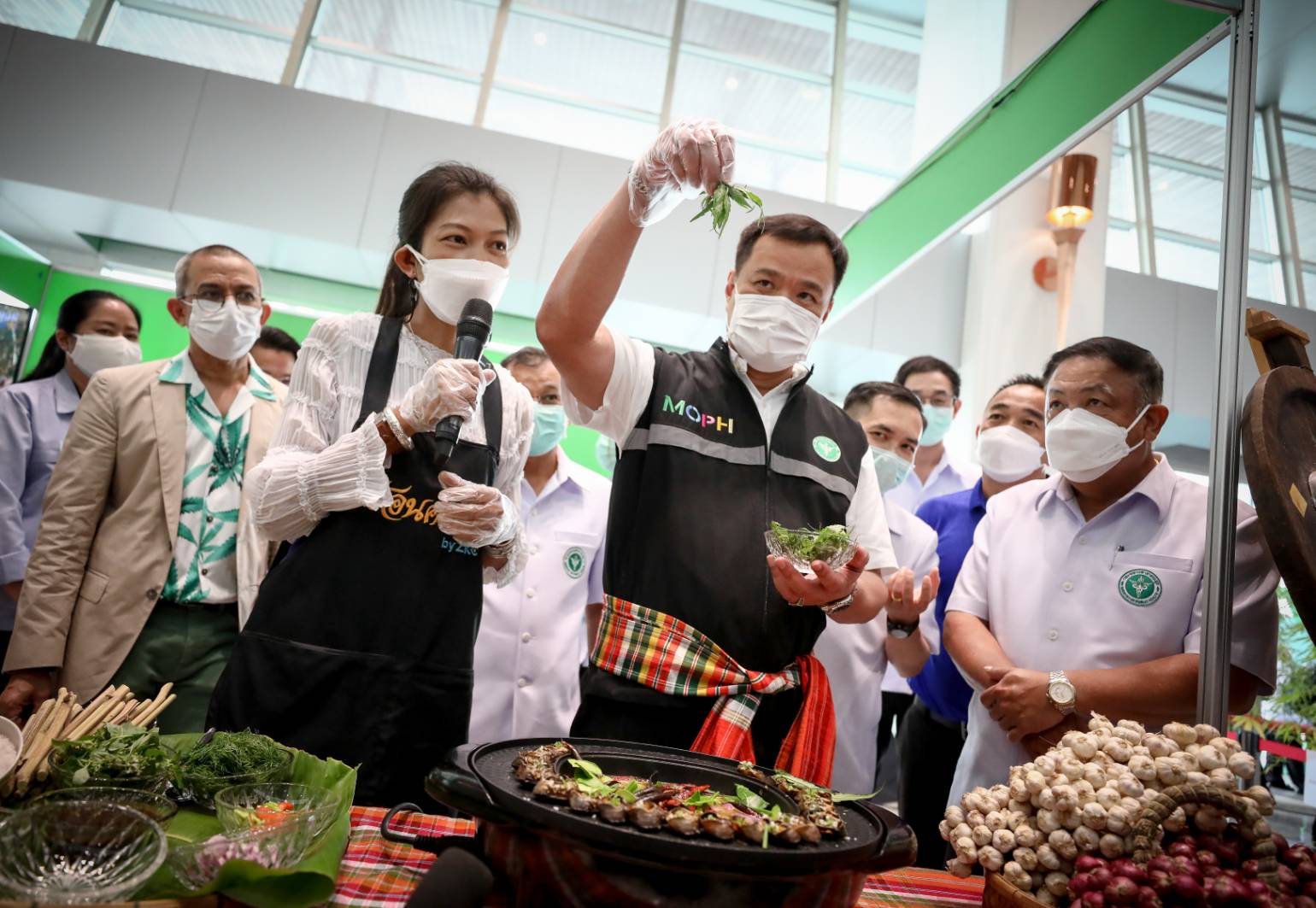 “อนุทิน” ลงพื้นที่ จ.ขอนแก่น ย้ำความสำเร็จนโยบายกัญชา หลังปลดล็อก ถอดจากความเป็นยาเสพติด กำหนดบังคับใช้เดือนมิถุนาฯ 65 ขอโทษประชาชน ปม ปลูก 1 ต้นรักษาตัวเอง แต่ถูกจับ แจง เป็นความสับสนกฎหมายช่วงเปลี่ยนผ่าน ขอชาวบ้านอดใจรออีกนิด