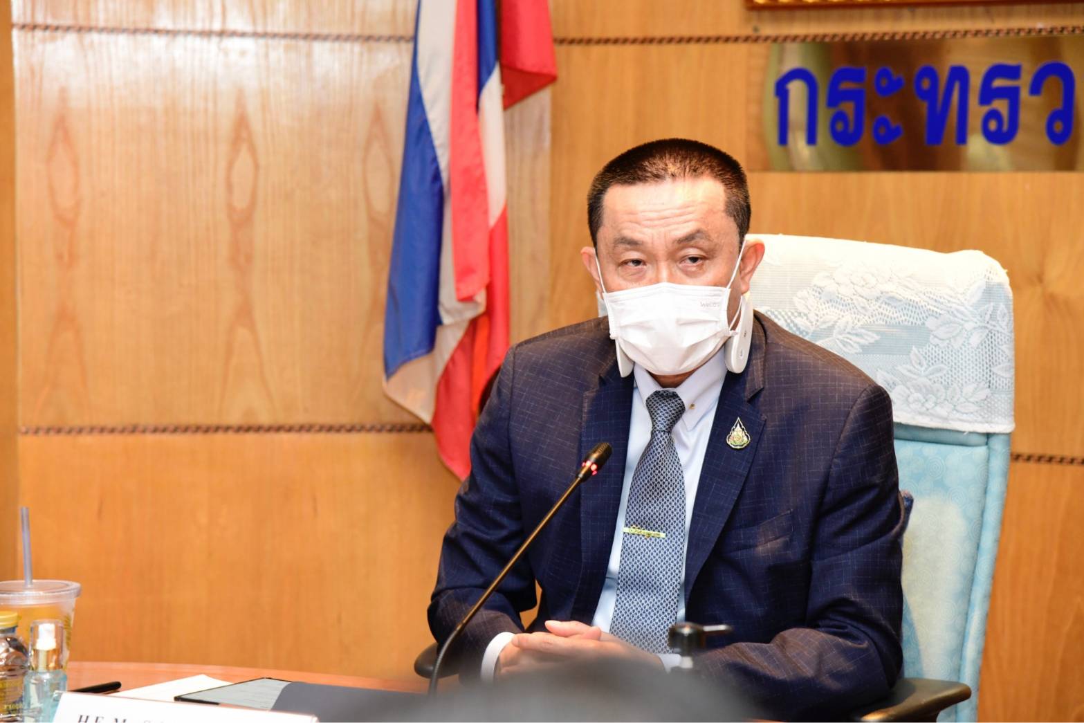 ศักดิ์สยาม นั่งหัวโต๊ะประชุมสายสีแดง-สถานีกลางบางซื่อ เผยเตรียมออกบัตรโดยสารรายเดือนรถไฟฟ้าสายสีแดงร่วมกับรถเมล์ปรับอากาศ