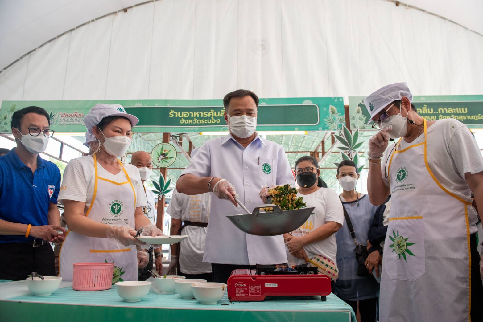 คึกคัก!! “อนุทิน” ลงพื้นที่ จ.ระนอง เปิดงานกัญชา มุ่งใช้ ขับเคลื่อนการท่องเที่ยวเชิงสุขภาพ ดันเป็นวัตถุดิบในอาหารขึ้นชื่อ สร้างมูลค่าเพิ่ม