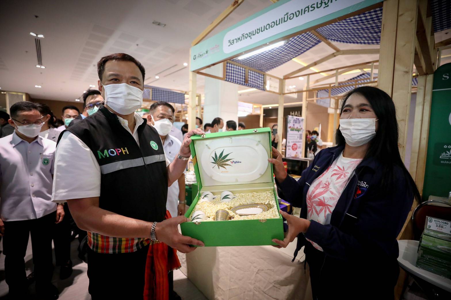 มหกรรมกัญชา ขอนแก่น "สร้างสุขภาพ สร้างรายได้" ประสบผลสำเร็จ เผยการนำกัญชากัญชง มาเป็นส่วนผสมอาหาร สร้างรายได้ ทั้ง ไส้กรอก ไก่ย่าง พร้อมทั้งมีการการจับคู่ต่อยอดทางธุรกิจ ครั้งหน้าจัดต่อเขตสุขภาพที่ 10 จังหวัดศรีสะเกษ วันที่ 8-10 เม.ย. 65