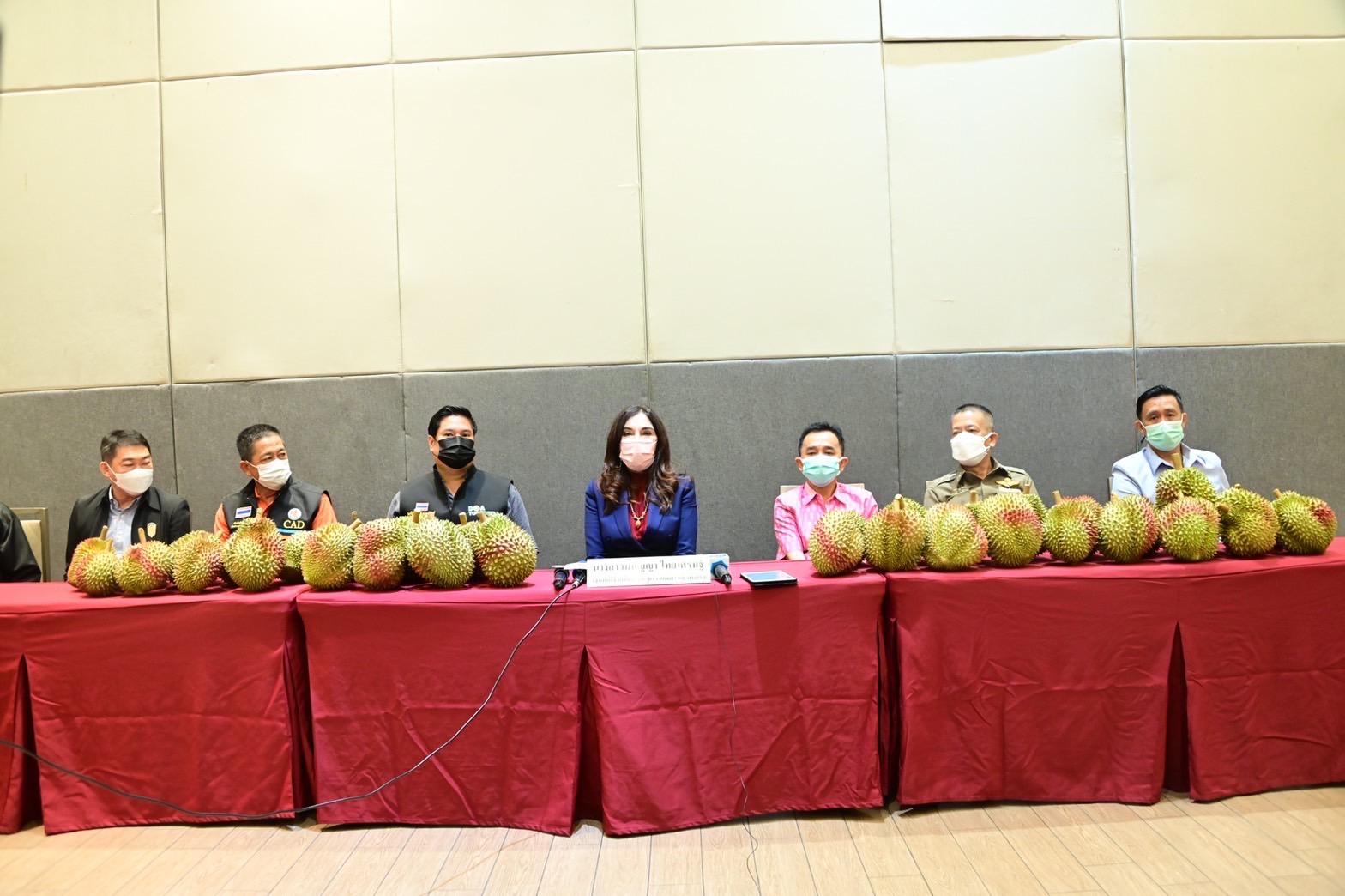 สวยสั่งลุย! มนัญญา จับทุเรียนอ่อนหลังมานอนจันทบุรีสองคืน