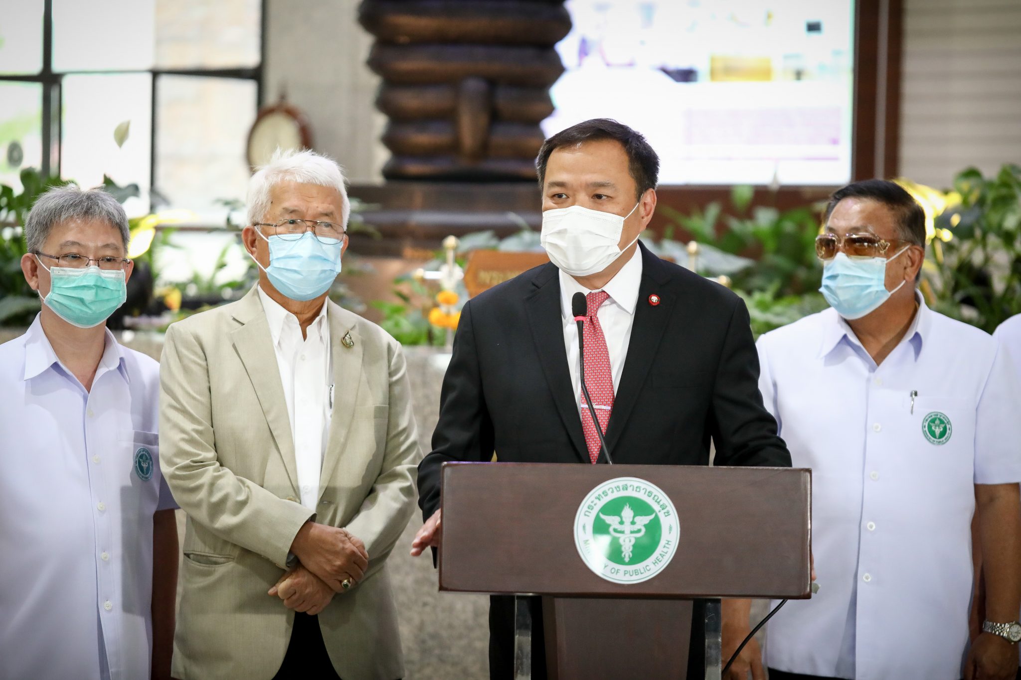 "อนุทิน" ชี้ ไทยพ้นวิกฤติระบาดหลังสงกรานต์แล้ว เข้าใจปัญหาปากท้องของแพง มุ่งคลายล็อก ปรับโควิดฯ เป็นโรคประจำถิ่น หวังฟื้นเศรษฐกิจครัวเรือน