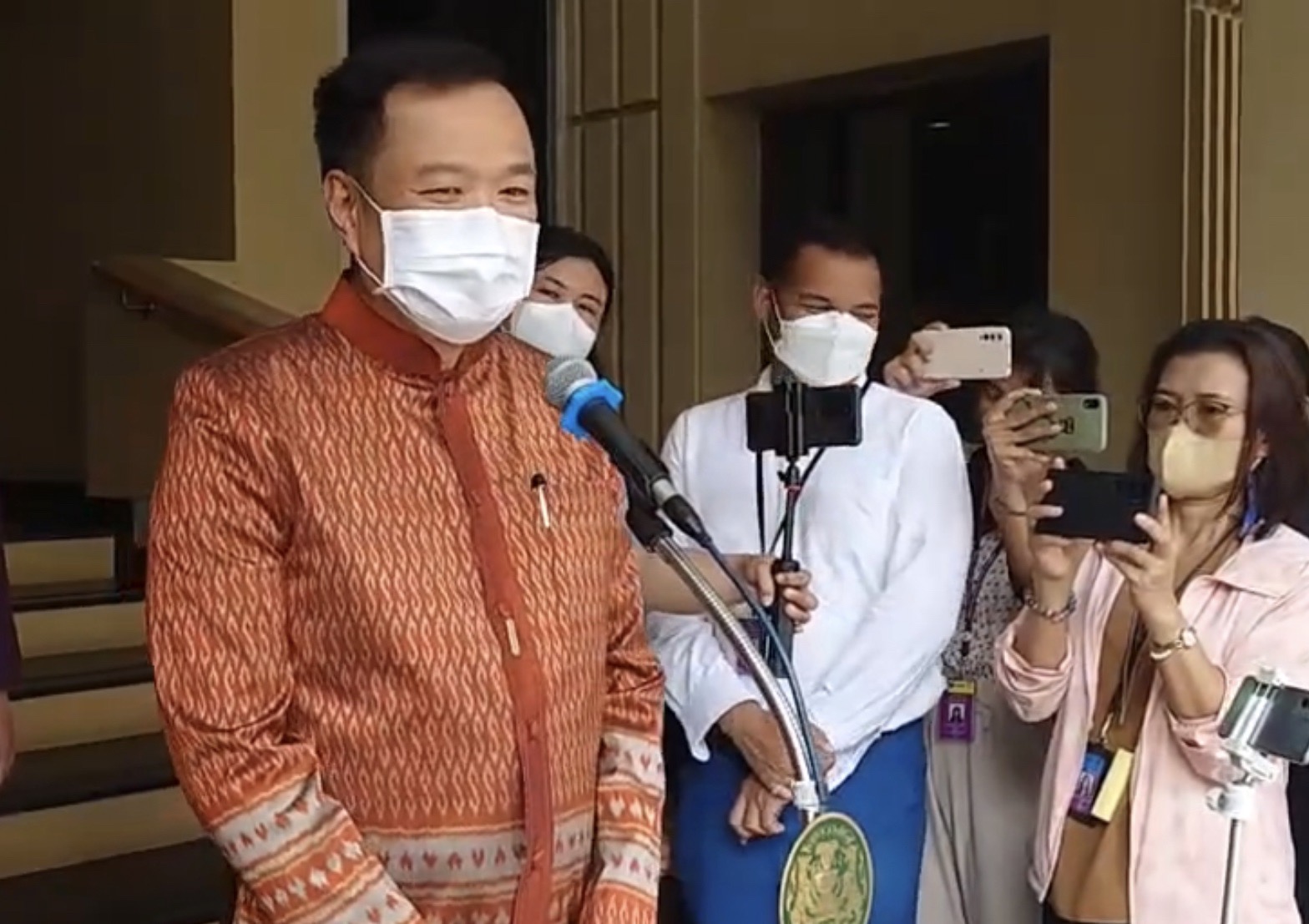 "อนุทิน" ยัน "ภูมิใจไทย" หนุนรัฐบาล - นายกฯ ไม่มีย้ายข้าง พร้อมขออย่าพูดลอยๆ ปมถูกกล่าวหาทุจริต