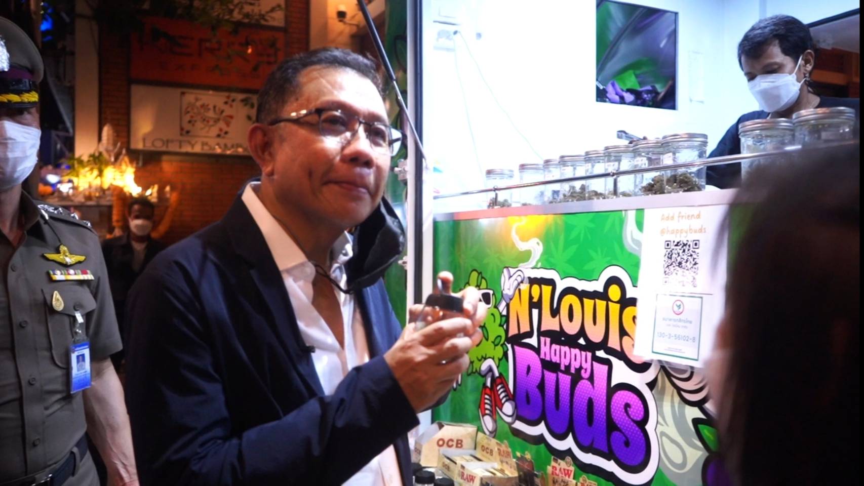 "ศุภชัย" สำรวจถนนข้าวสาร ให้กำลังใจผู้ประกอบการถนนข้าวสาร พร้อมแนะนำการขายกัญชา ห้ามขายให้คนอายุต่ำกว่า 20 สตรีมีครรภ์ และหากจะขายอาหารกัญชา ต้องเขียนบอกให้ชัดเจน ให้ทุกฝ่ายช่วยกัน ก่อนมีกฎหมายออกมาควบคุม