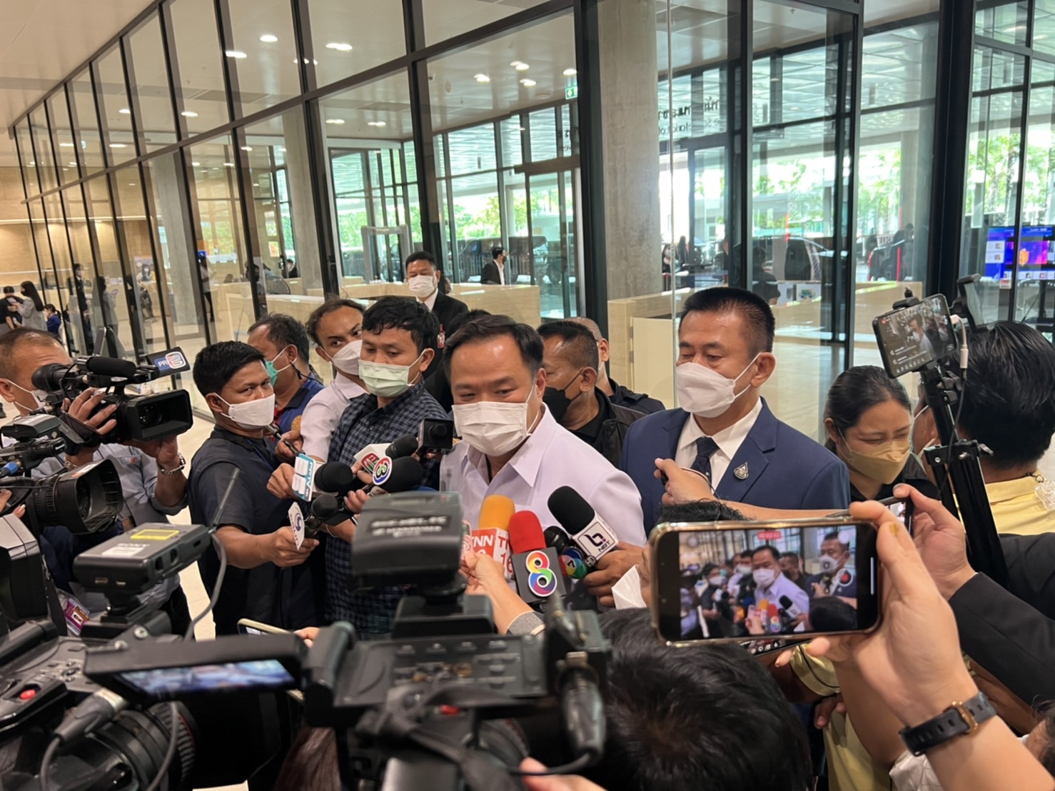 “อนุทิน” ย้ำ “ภูมิใจไทย” หนุนรัฐบาลเต็มที่ เผย บรรยากาศพรรคร่วมชื่นมื่น ปฏิเสธข่าวจับมือการเมือง ขอดูผลเลือกตั้ง ก่อนตัดสินใจ ย้ำ คิดมาก สุดท้ายก็โดนเทอยู่ดี