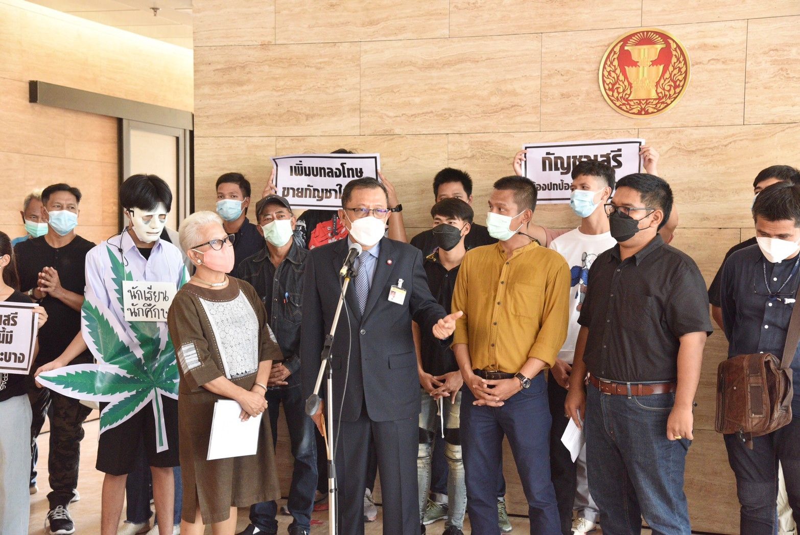 ศุภชัย รับหนังสือกลุ่มค้านกัญชาทางสันทนาการ ขอให้ทุกๆคนในสังคมช่วยกัน เพื่อผ่านช่วงเวลานี้ไปให้ได้ โดยไม่ไปทำลายประโยชน์ กัญชา