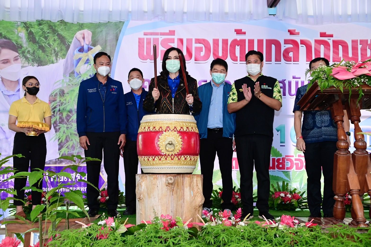 ‘รมช.มนัญญา’ เปิดโครงการแจกต้นกล้ากัญชา ที่ให้ลงทะเบียนไว้ ที่กระบี่เป็นจังหวัดแรก