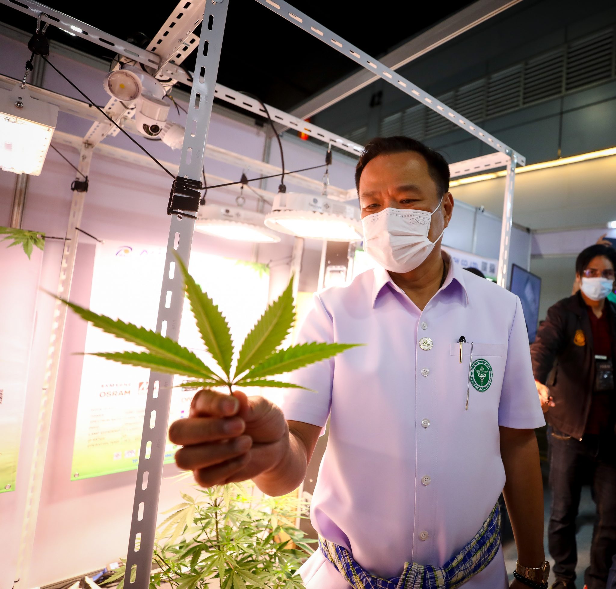 พูดแล้วทำ !! "อนุทิน" ลุยเยี่ยมงาน "มหกรรมสมุนไพรแห่งชาติ" ผู้ประกอบการปลื้ม กลับมาอุดหนุนน้ำตาลสด ตามคำสัญญา พร้อมช็อปถุงผ้า สเปรย์พ่นแก้เจ็บคอ