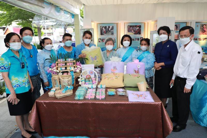 รมช.กนกวรรณ เยี่ยมชมการสาธิต-ฝึกอาชีพของ กศน.-อาชีวะ ที่จัดแสดงภายในงานนิทรรศการเฉลิมพระเกียรติสมเด็จพระนางเจ้าสิริกิติ์ พระบรมราชินีนาถ พระบรมราชชนนีพันปีหลวง "ด้วยรักแห่งแผ่นดิน : With Love for the Nation"