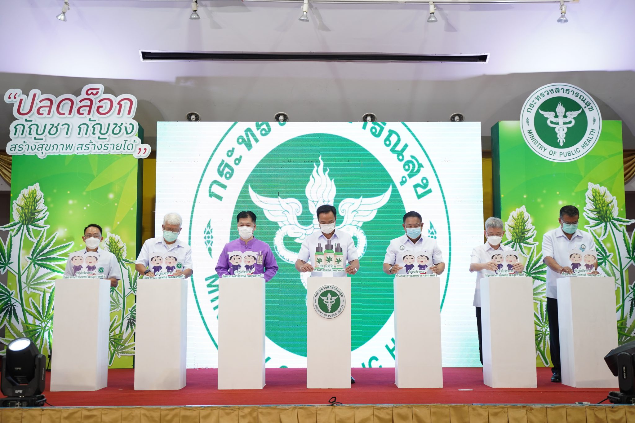 “อนุทิน” เผย สัปดาห์หน้า ร่าง พ.ร.บ. กัญชา ทันเข้าสภา แจงยิบ มี 103 มาตรา ครัวเรือนปลูกได้ 15 ต้น ห้ามเด็กเข้าถึง จำหน่ายจ่ายแจก แก่เยาวชน มีความผิด โทษหนัก ควบคุมวิธีการขาย และโฆษณา มั่นใจผ่านฉลุย เพราะทุกฝ่ายช่วยพิจารณา