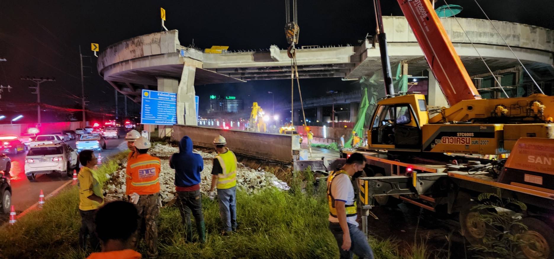 “ศักดิ์สยาม” สั่งการให้กรมทางหลวง เร่งแก้ปัญหาโดยด่วน กรณีคานสะพานลอยกลับรถหล่นบนถนนพระราม 2 พร้อมตั้งกรรมการตรวจสอบข้อเท็จจริง และเยียวยาผู้ประสบเหตุอย่างเต็มที่