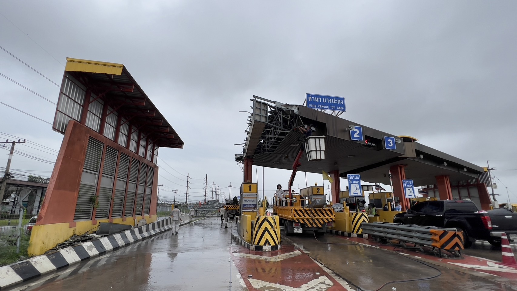 “ศักดิ์สยาม” สั่งการด่วนให้กรมทางหลวงลงพื้นที่ตรวจสอบสาเหตุหลังคาด่านเก็บเงินบางปะกงยุบตัว และเร่งดำเนินการซ่อมแซม พร้อมเสริมความแข็งแรงของโครงสร้าง