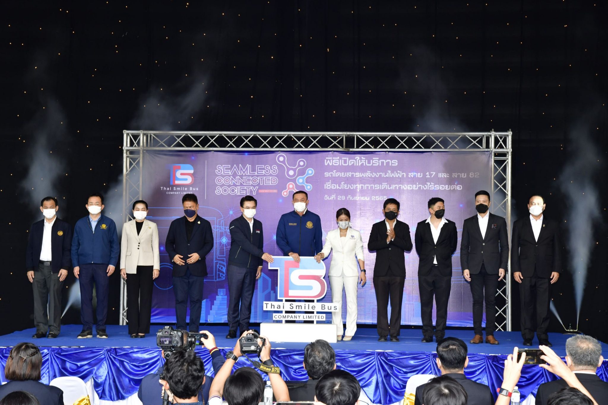 "ศักดิ์สยาม" เป็นประธานพิธีทดลองเปิดให้บริการ รถโดยสารพลังงานไฟฟ้า สาย 17 และ สาย 82 เชื่อมโยงทุกการเดินทางอย่างไร้รอยต่อ พร้อมเน้นย้ำนโยบายเดินหน้าพัฒนาระบบการขนส่งมวลชนในกรุงเทพมหานครและปริมณฑลอย่างต่อเนื่อง เพื่อแก้ปัญหาการจราจรติดขัด และมลภาวะทางอากาศอย่างยั่งยืน