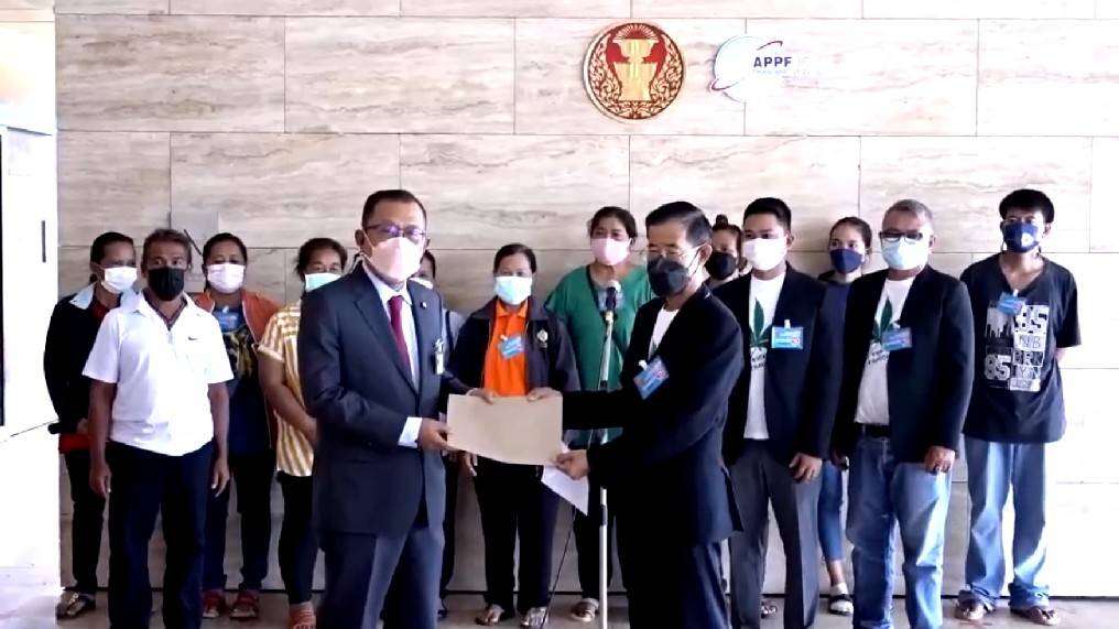 เครือข่ายกัญชาภาคประชาชน ยื่นหนังสือถึง กมธ. ให้เร่งนำร่างพ.ร.บ.กัญชา กัญชง ที่ถูกถอดออกไปกลับมาพิจารณาใหม่ ซึ่งเป็นความหวังของผู้ป่วย