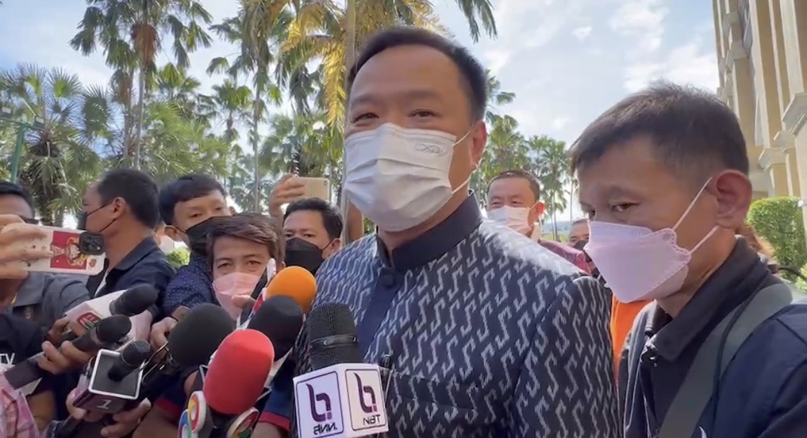 "อนุทิน" หัวเราะตอบสื่อ ปมข่าว "บิ๊กตู่" ส่งไม้ต่อนายกฯ