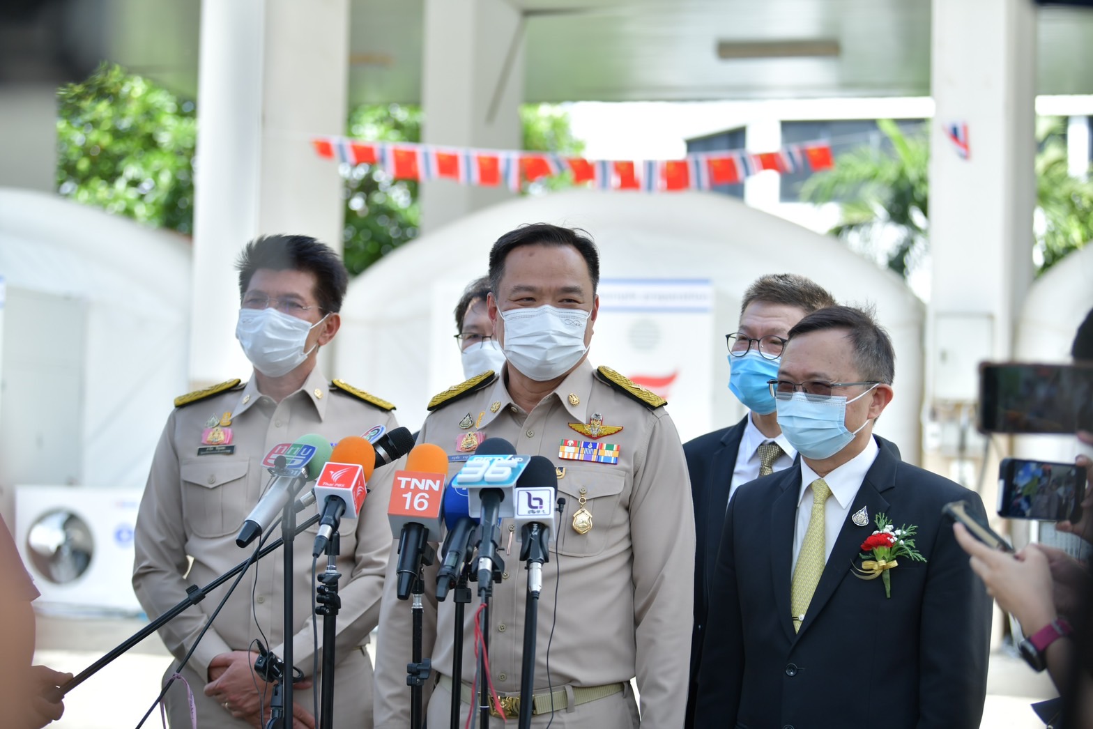 อย่าคิดแบบกำปั้นทุบดิน ! "อนุทิน" ตอบข้อเสนอผลักกัญชา กลับเป็นยาเสพติด ชี้ มีทางเดินต่อสารพัด ให้ประชาชนได้ประโยชน์ ไม่จำเป็นต้องนับหนึ่งใหม่