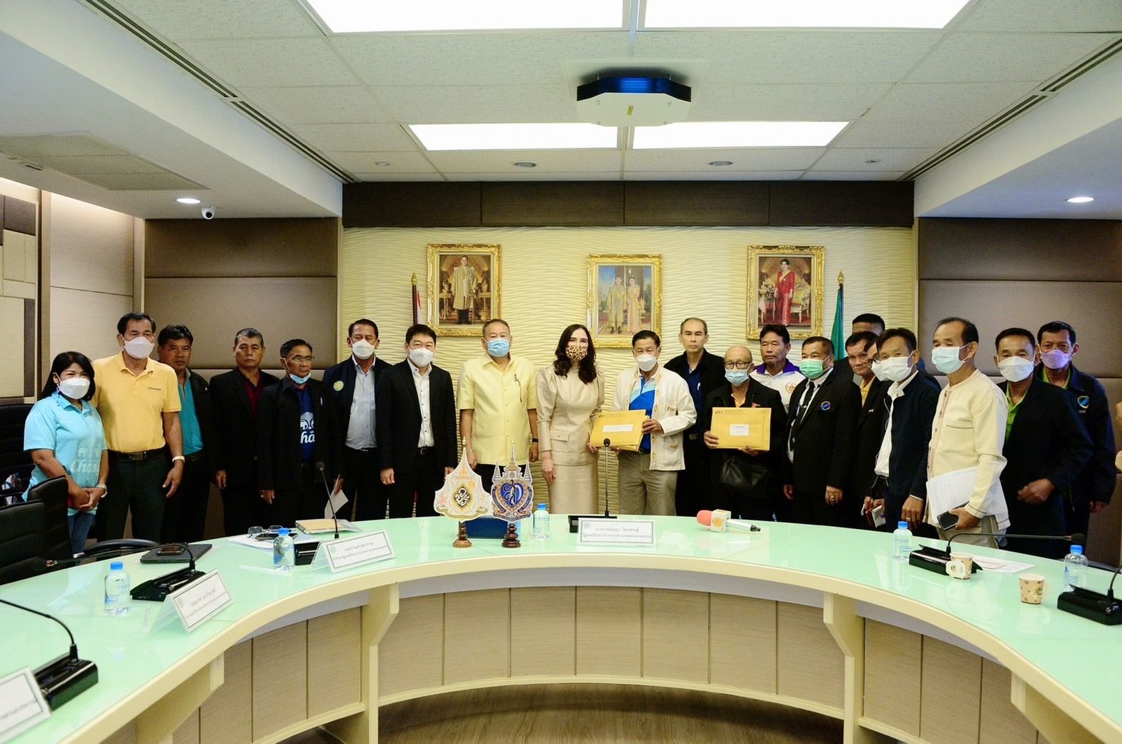 รมช.มนัญญา ไทยเศรษฐ์ รัฐมนตรีช่วยว่าการกระทรวงเกษตรและสหกรณ์ เป็นประธานการประชุมหารือร่วมกับเครือข่ายสหกรณ์นิคม 4 ภาค 17 สหกรณ์ 13 นิคม 14 ป่า เพื่อแก้ไขปัญหาเอกสารสิทธิ์ในที่ดินทำกินของราษฎร