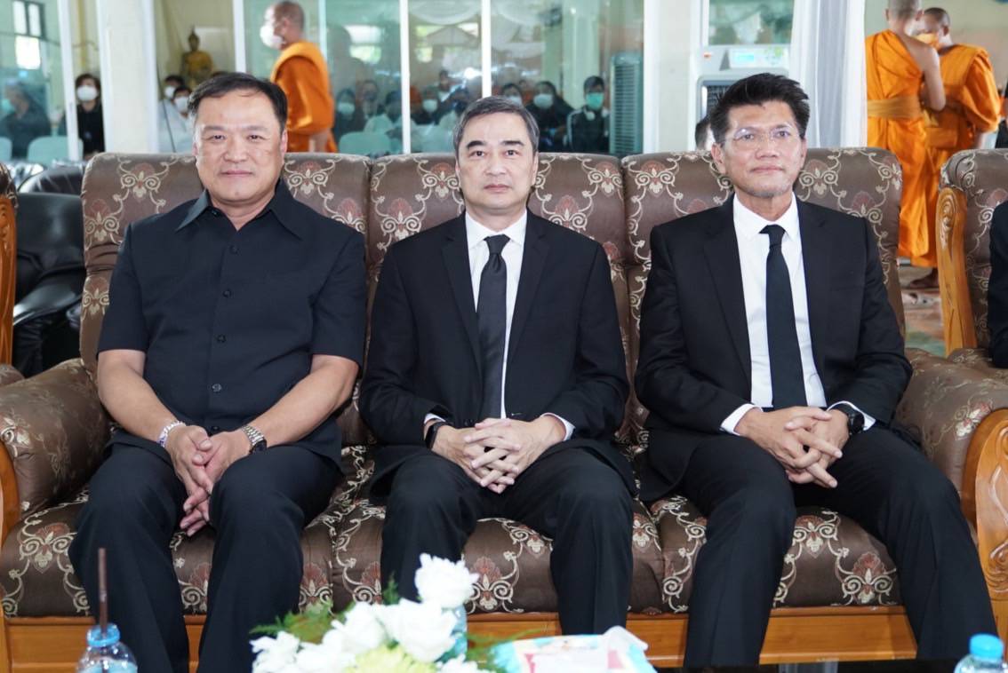 "อนุทิน" ร่วมงานศพ "เศรษฐา ปิตุเตชะ" พี่ชาย รมช.สธ.