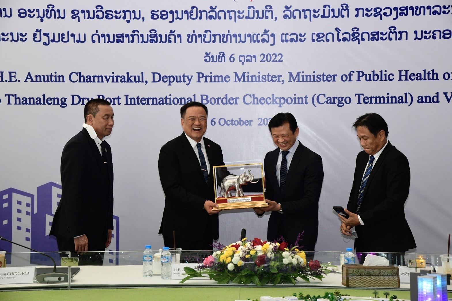 ขายไอเดียเชื่อมต่อ 2 ชาติ ดันเศรษฐกิจพุ่ง ! “อนุทิน” เยือนลาว หารือสร้างทางรถไฟ หนองคาย-เวียงจันทน์