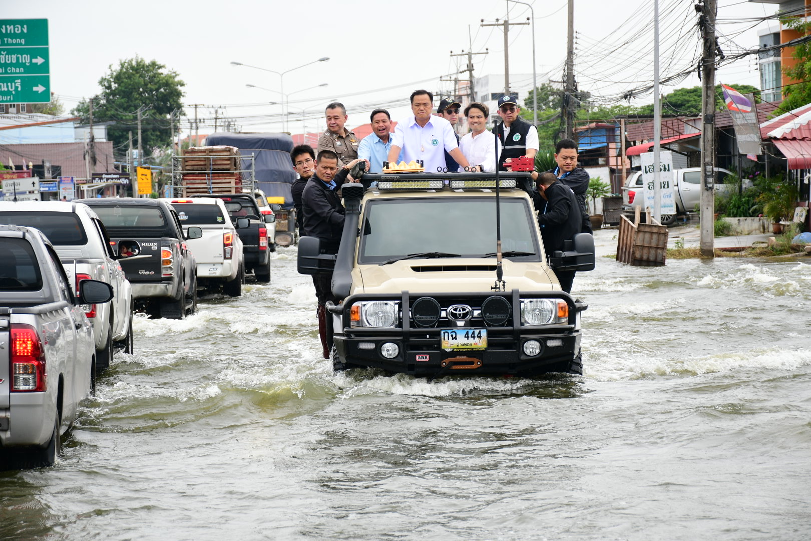 “อนุทิน” ลงพื้นที่น้ำท่วม “อ่างทอง-อยุธยา” ขอ กกต.คลายล็อก ปล่อยนักการเมืองช่วยเหลือประชาชน