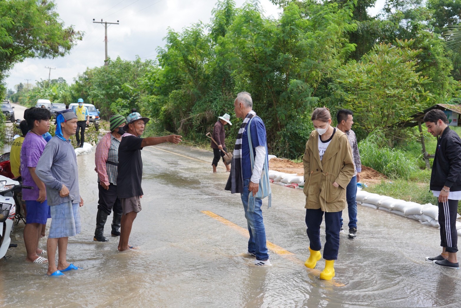 "ชาดา" ลงพื้นที่อุทัย ให้กำลังใจชาวบ้าน หลังน้ำท่วมแล้วกว่า 100 หลังคาเรือน เตรียมพร้อมรับมือน้ำเหนือ ประสานท้องถิ่น ขุดลอกขยายทางน้ำ