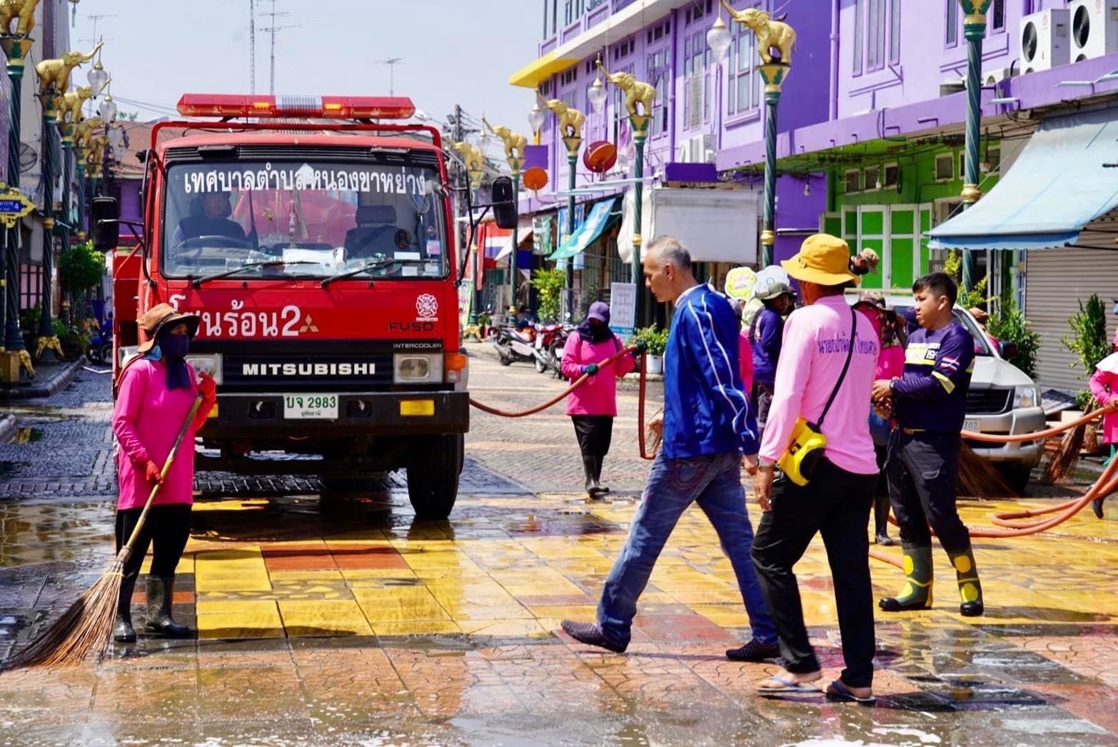 "ชาดา" เดินหน้าฟื้นฟูอุทัย จากอุทกภัย ควง "เจเศรษฐ์" ประสานทุกภาคส่วน ปูพรมล้างเมือง ฉีดทำความสะอาด ให้บริษัทห้างร้าน ตลาดสด สามารถเปิดค้าขายได้ตามปกติ