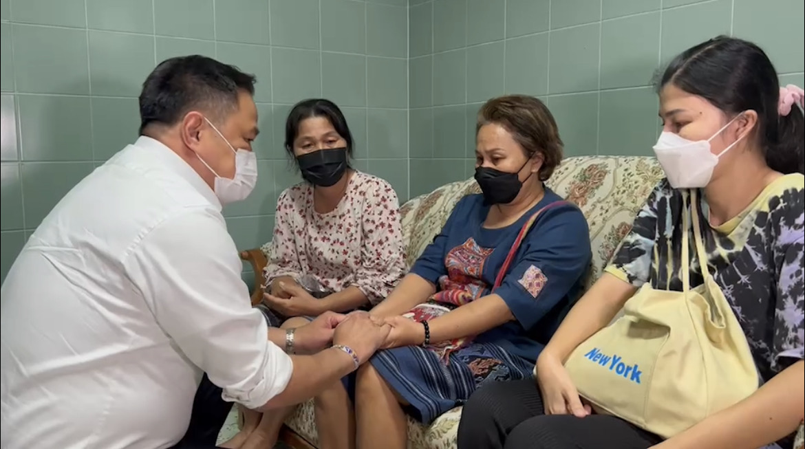 ถึงหนองบัวลำภูแล้ว ! “อนุทิน” พบ ญาติผู้เสียชีวิตเหตุกราดยิง พร้อมเร่งเยียวยา สั่งทีมแพทย์ สำรองเลือด รักษาผู้บาดเจ็บ ดูแลหัวใจเหยื่อเหตุสลด