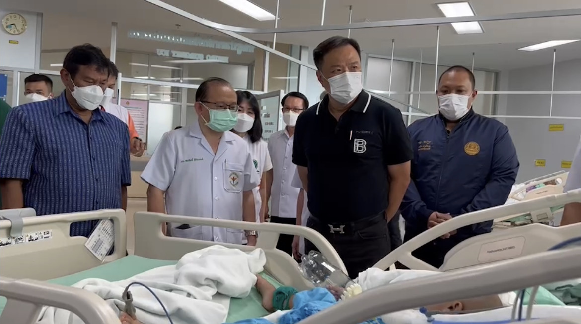 "อนุทิน" ให้กำลังใจทีมแพทย์ "โรงพยาบาลหนองบัวลำภู" เผย ผู้บาดเจ็บเหตุกราดยิงปลอดภัยแล้ว