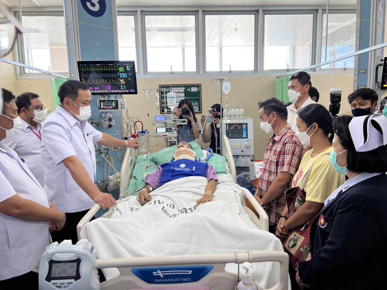 “อนุทิน” เยี่ยมผู้บาดเจ็บเหตุกราดยิงศูนย์เด็กเล็ก อัปเดต อาการดีขึ้นเป็นลำดับ ไม่พบเคสวิกฤต เผย ทีมสุขภาพจิต ยังอยู่ในพื้นที่ดูแลหัวใจผู้สูญเสีย