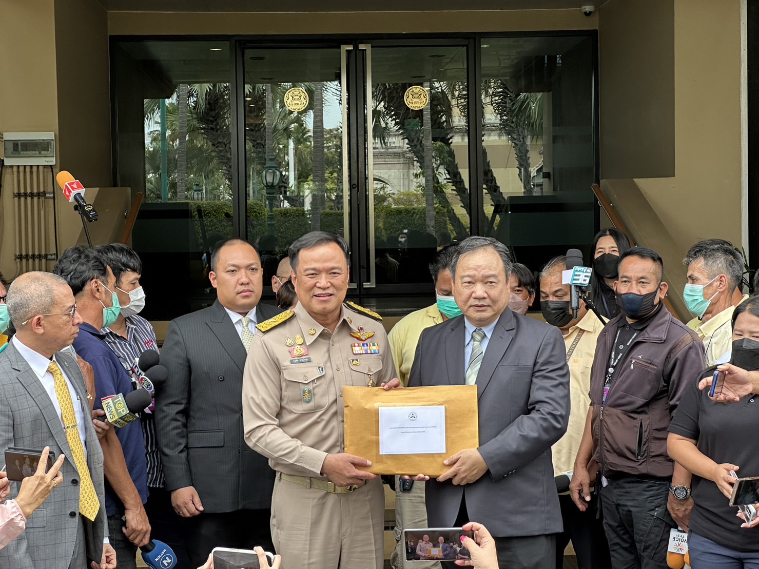 จะถ่มน้ำลายรดตัวเองได้อย่างไร ! “อนุทิน” ตอบสื่อ ปมข่าวลือ คกก.ปปส.เตรียมให้กัญชาเป็นยาเสพติด