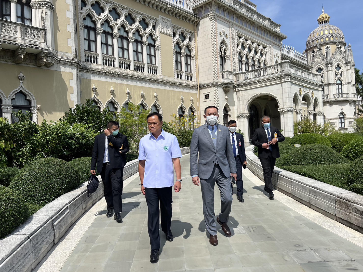 “อนุทิน” นำ “ศักดิ์สยาม” พบนายกฯ ขอพรวันเกิด ย้ำ เรื่องกัญชา ไม่กระทบรัฐบาลทำงาน