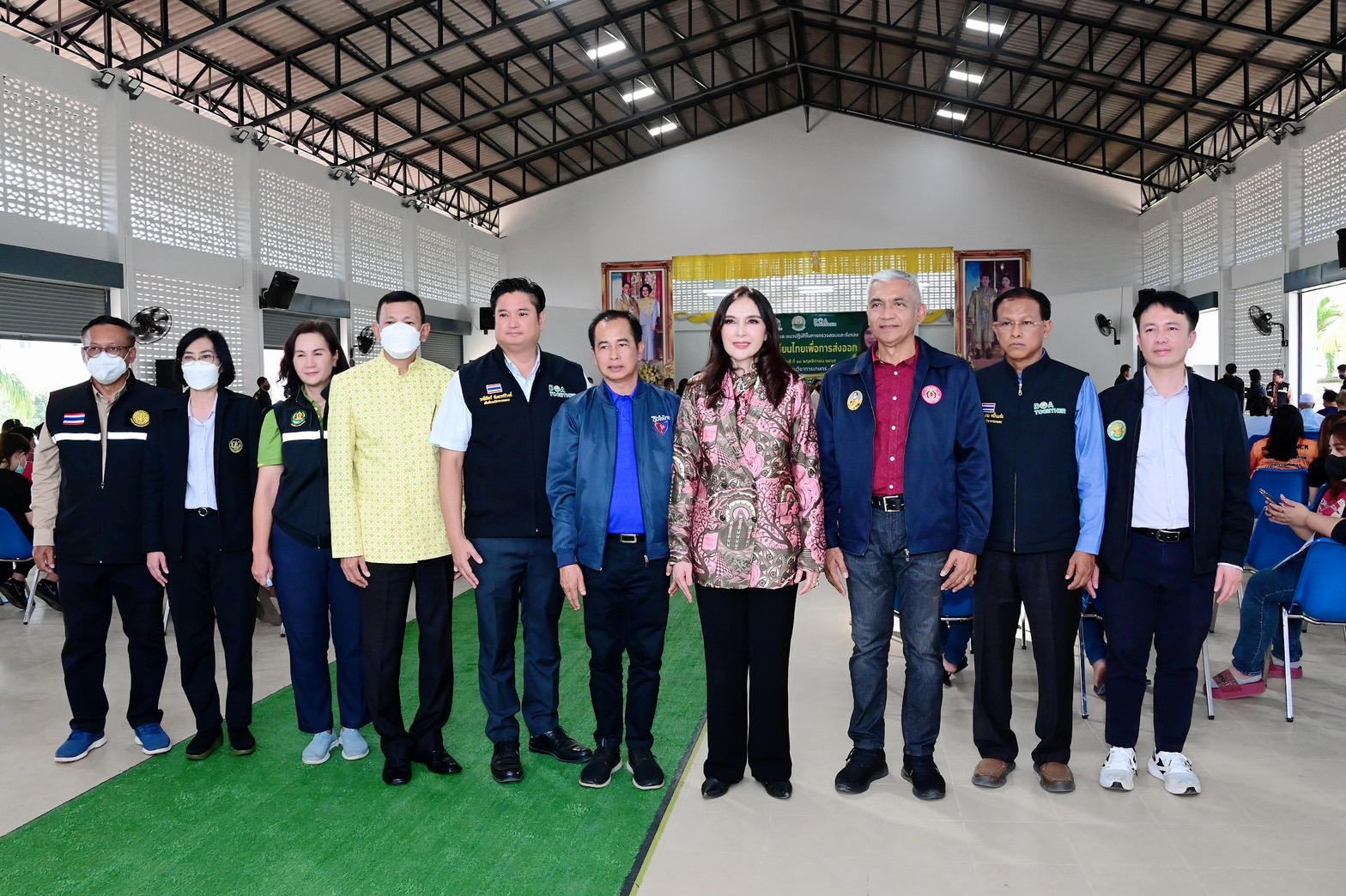 รมช.กษ.มนัญญา ไทยเศรษฐ์ ลงพื้นที่ติดตามนโยบายการผลิตทุเรียนคุณภาพเพื่อส่งออก ในพื้นที่ภาคใต้ตอนบน จ.ชุมพร นอกจากนี้ได้ร่วมเสวนาและรับฟังปัญหาทุเรียน ที่ อ.พะโต๊ะ จ. ชุมพร