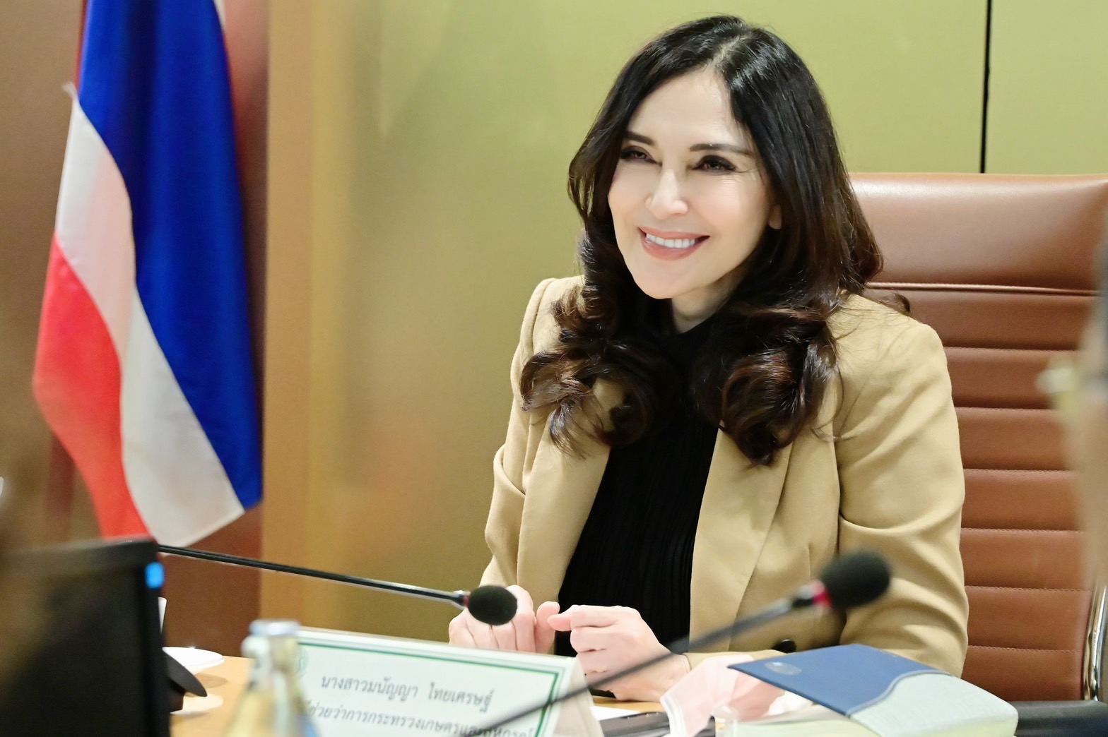 ‘รมช.มนัญญา’ ยืนยัน ไม่มีการขายแบรนด์วัวแดงให้ต่างชาติ เผยเป็นเพียงการให้สิทธิ์การใช้แบรนด์ เฉพาะ “นมผง เลี้ยงทารก” เท่านั้น โดยมีเงื่อนไขถ่ายทอดเทคโนโลยีและแบ่งปันผลประโยชน์ เบื้องต้น อ.ส.ค.อยู่ระหว่างหารืออัยการสูงสุด