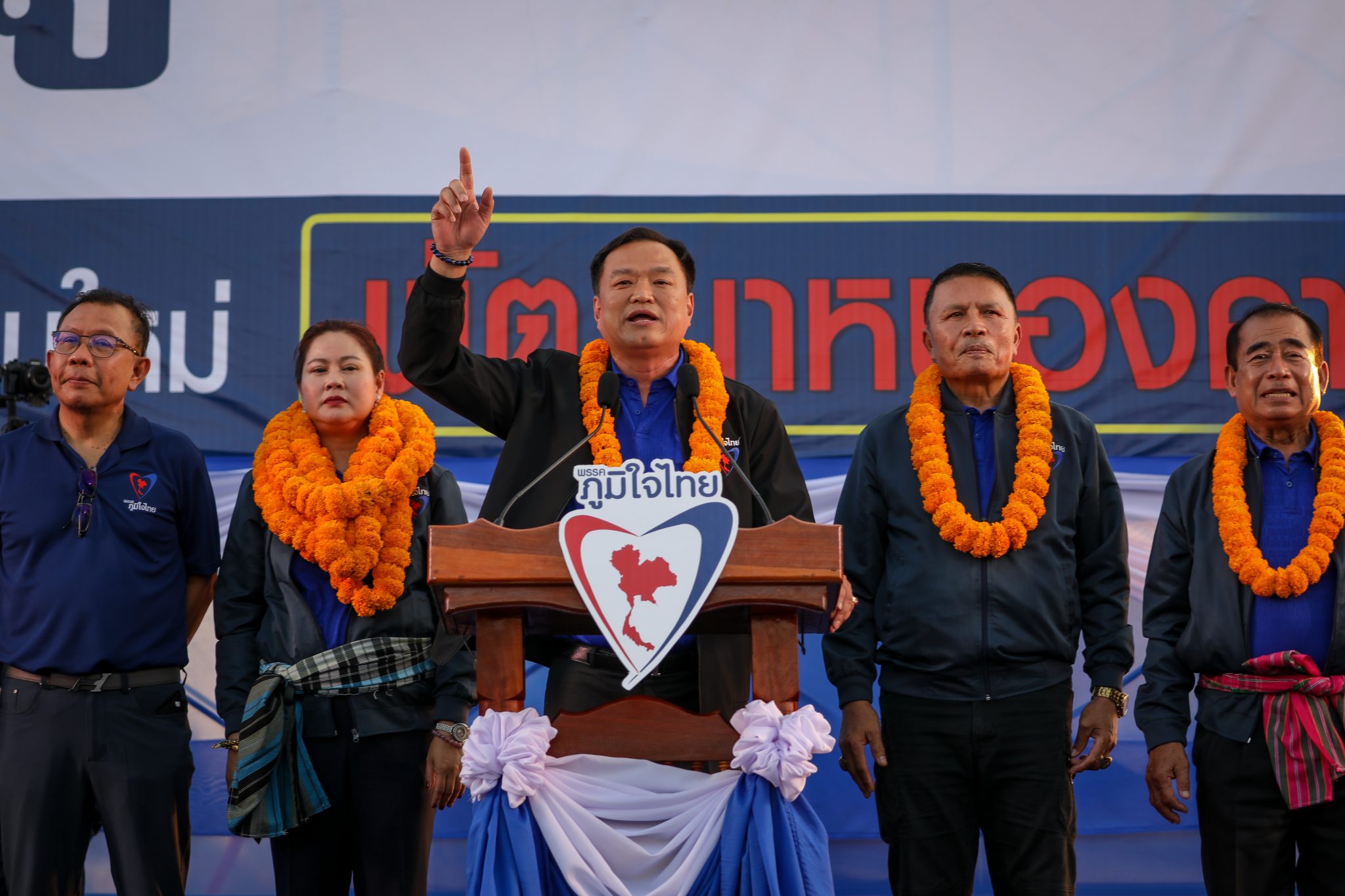 “ภูมิใจไทย” เปิดตัว  3 ผู้สมัคร ส.ส.หนองคาย ประชาชนนับหมื่นแห่รับ ตะโกนลั่น “พูดแล้วทำ”  ด้าน “อนุทิน” ขอตอกเสาเข็ม ได้ ส.ส.พื้นที่ พร้อมชูนโยบาย พักหนี้ – เกษตรพันธะสัญญา ดันราคาข้าว ยาง มัน ปาล์ม ชู ค่าแรง อสม.2 พันบาท และไฟฟ้าประชาชน