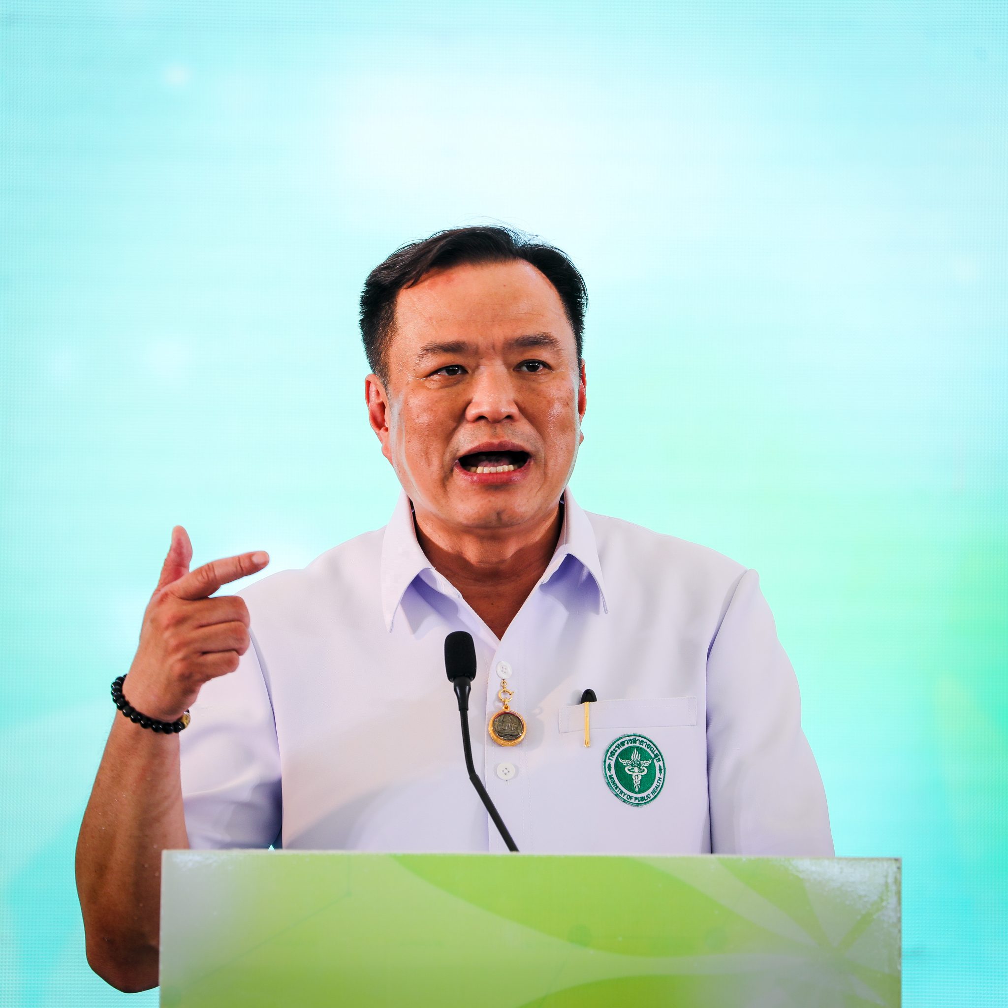 “อนุทิน” พูดชัด ตราบที่เป็น รมว.สธ. ไม่มีแนวคิดให้กัญชากลับเป็นยาเสพติด ย้ำ มีกฎหมายควบคุมการใช้ ให้ไปจัดการคนทำผิด อย่าเหมาลงโทษคนทำถูก กระทบประโยชน์ประชาชน