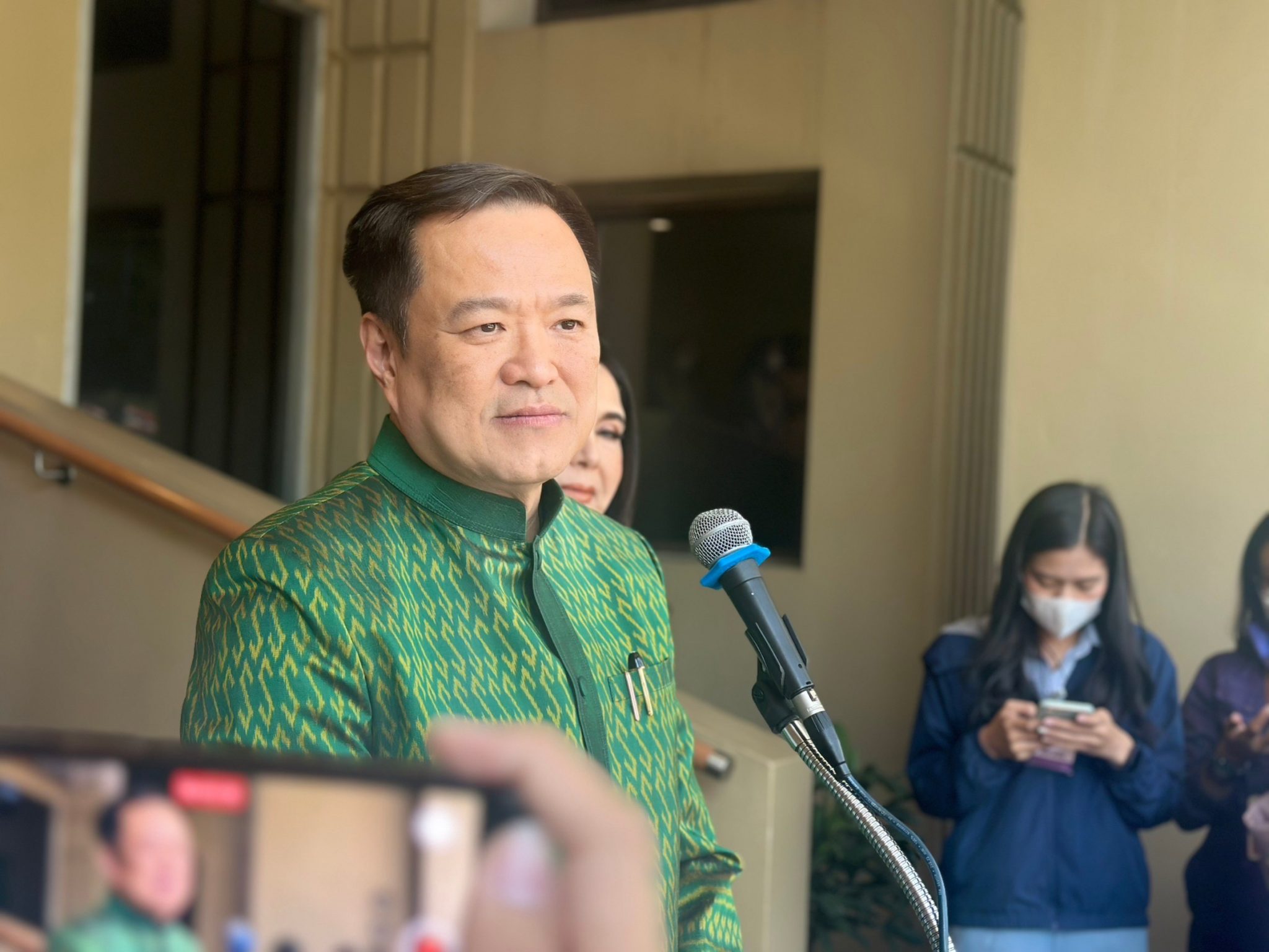 “อนุทิน” ชี้ ยอดติดเชื้อโควิด-19 ขยับ แต่อยู่ในจุดที่คุมได้ ขอประชาชนฉีดเข็มบูสเตอร์ รับเทศกาลปีใหม่